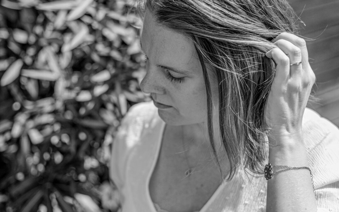 Christina Absillis leest boek met hand in het haar zwart wit