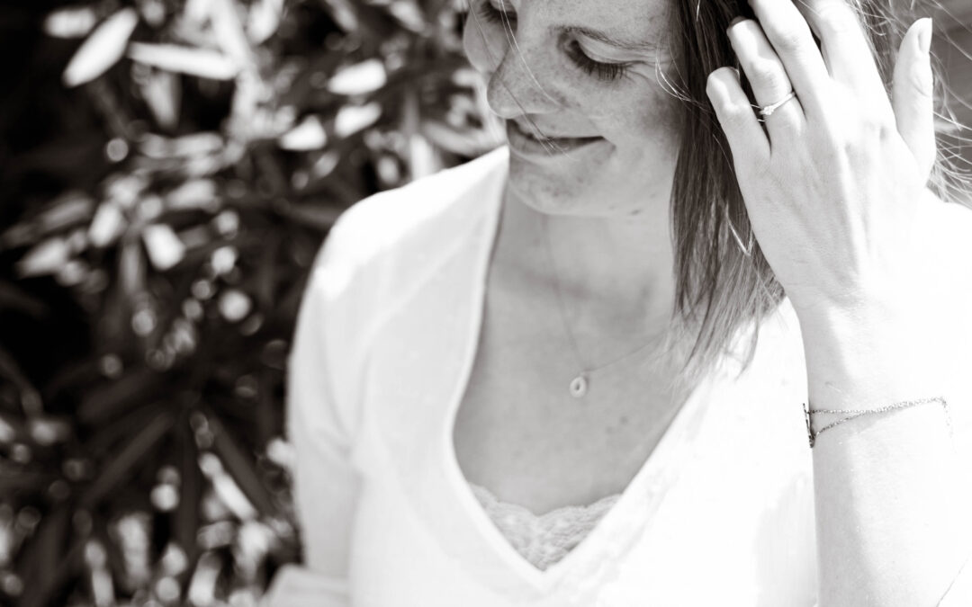 Christina Absillis leest boek zwart wit