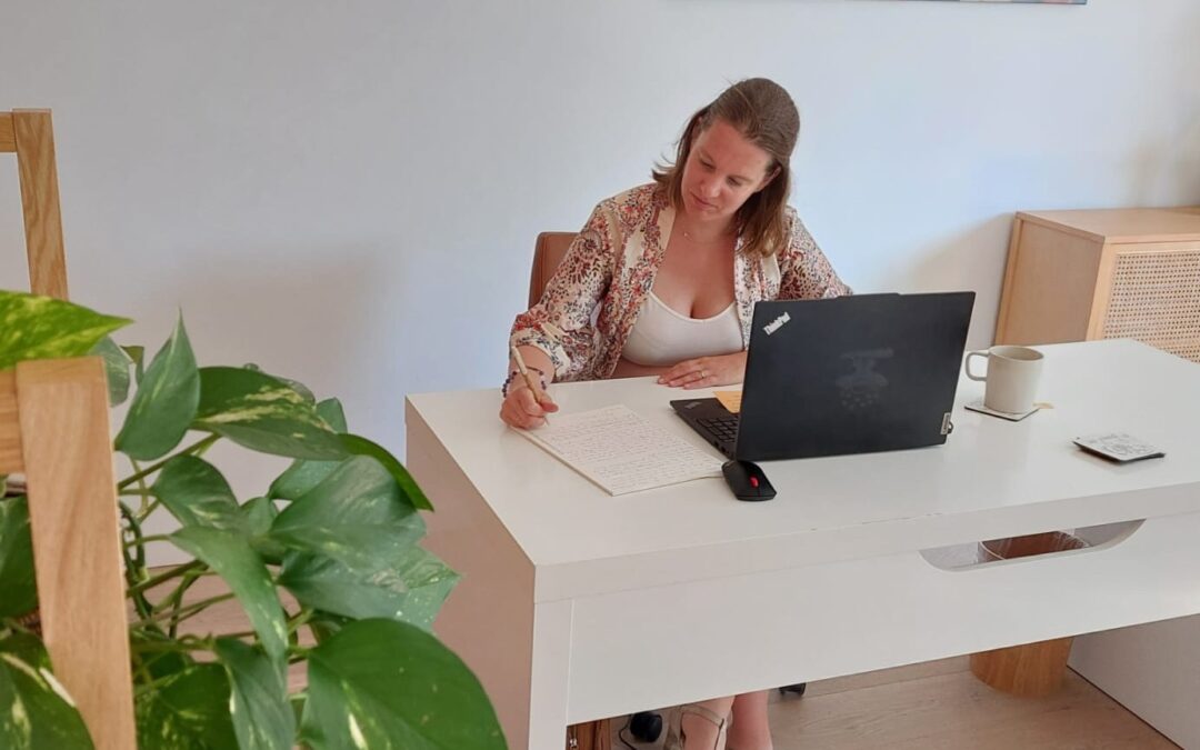 Christina Absillis schrijft tekst in nieuwe praktijkruimte