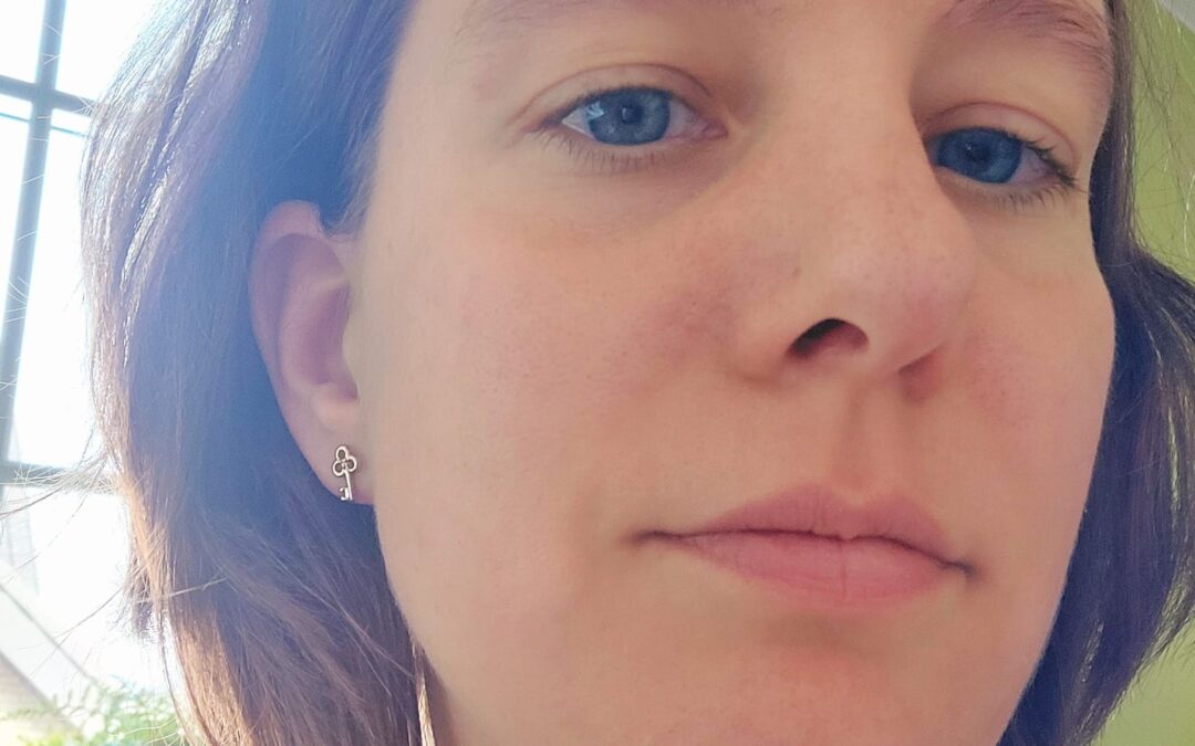 Christina Absillis met sleutel oorbellen