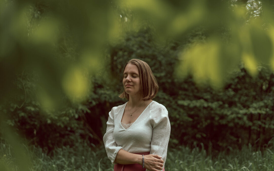 Christina Absillis buiten in de tuin