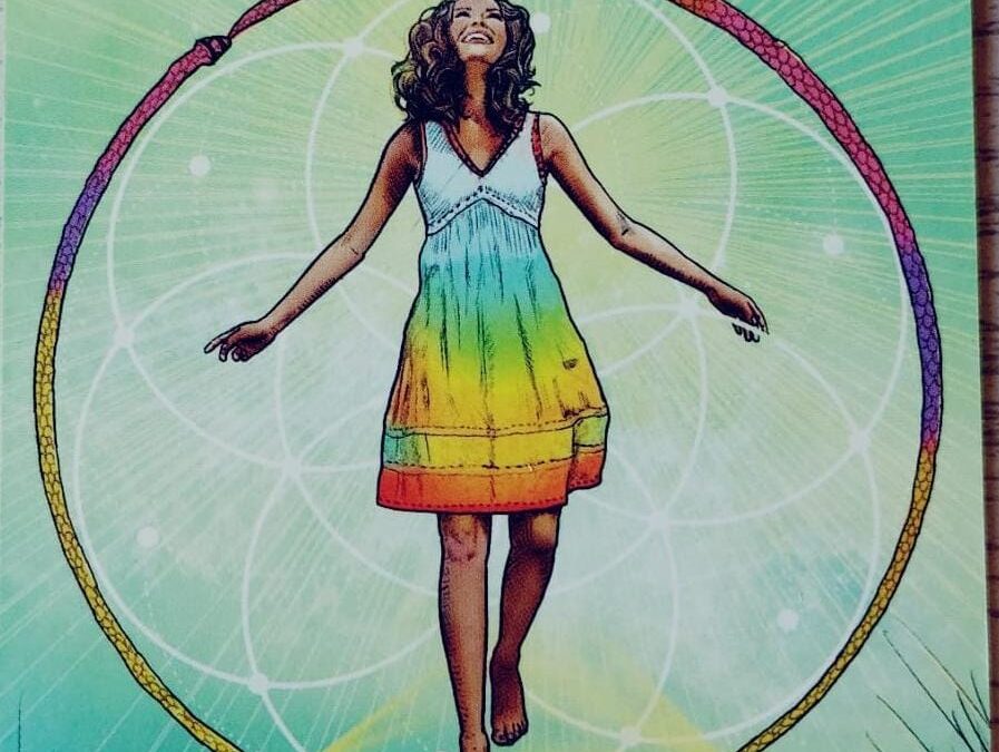 De wereld tarot kaart vrouw die straalt in een cirkel