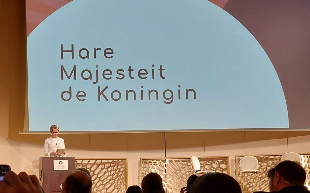 Koningin Mathilde die een speech geeft op d WOMED awards